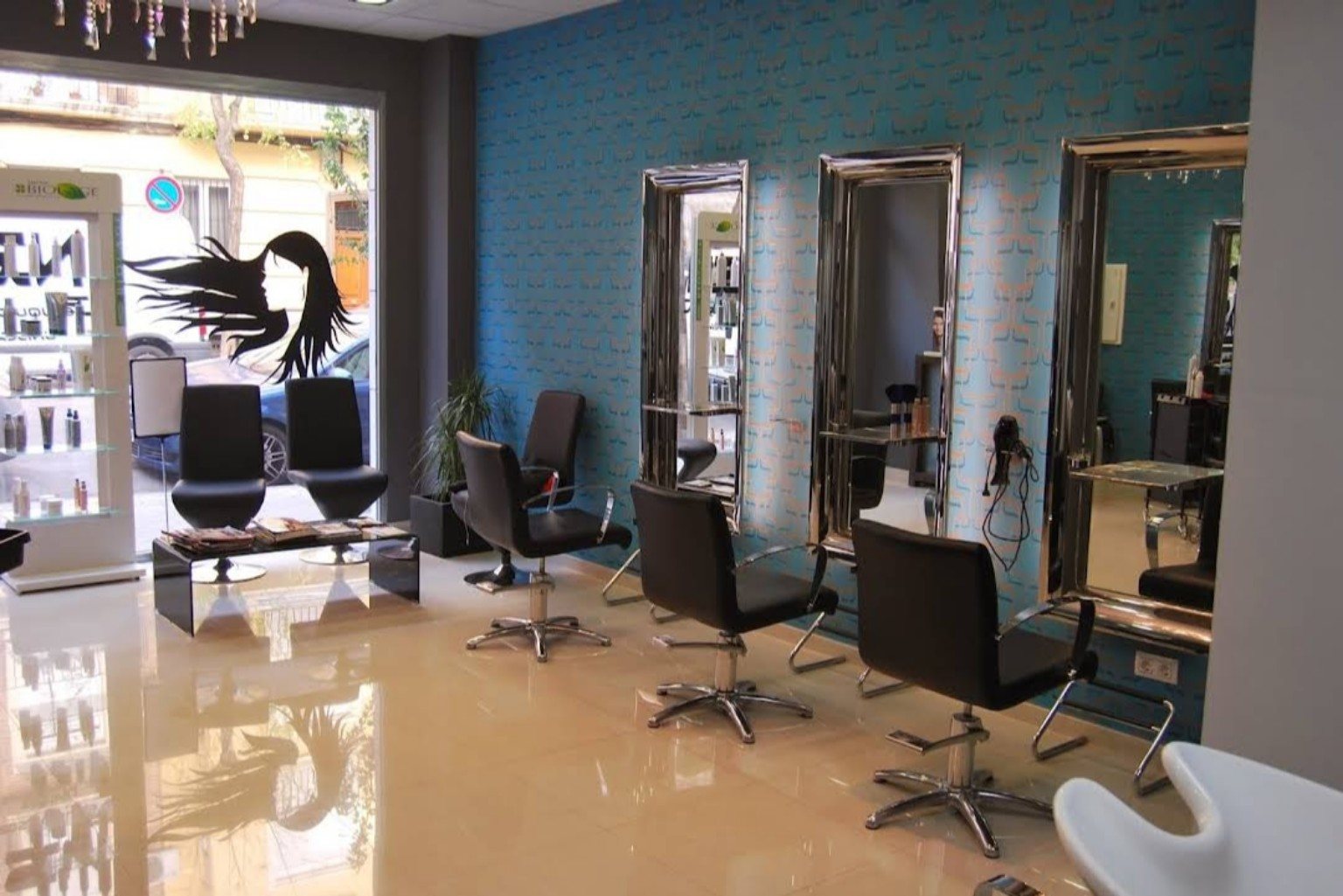 Interior de NR Peluqueros con zona de tocadores